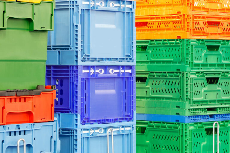 Lee más sobre el artículo Diferencias clave entre palots de plástico y cajas de plástico industriales